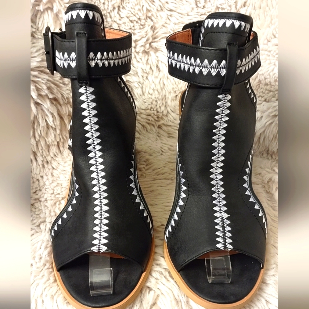 Womens Black & White mule style ankle strap size 10 shoes.